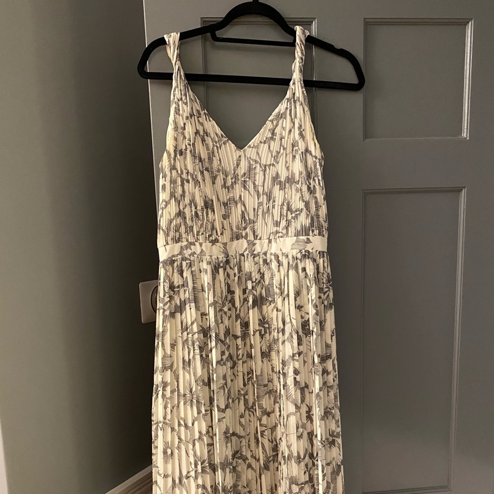 Banana Republic gray & white sleeveless midi dress